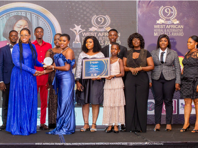 Barbados high commissioner to Ghana Juliette Bynoe- Sutherland giving the plaque to Traditional Dr. Kikie Obeng Asamaning